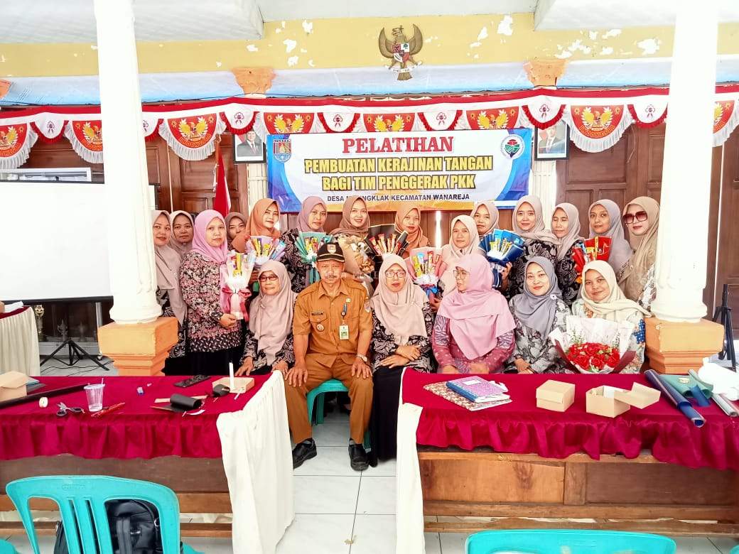 PELATIHAN PEMBUATAN KERAJINAN TANGAN BAGI TIM PENGGERAK PKK DESA MAJINGKLAK