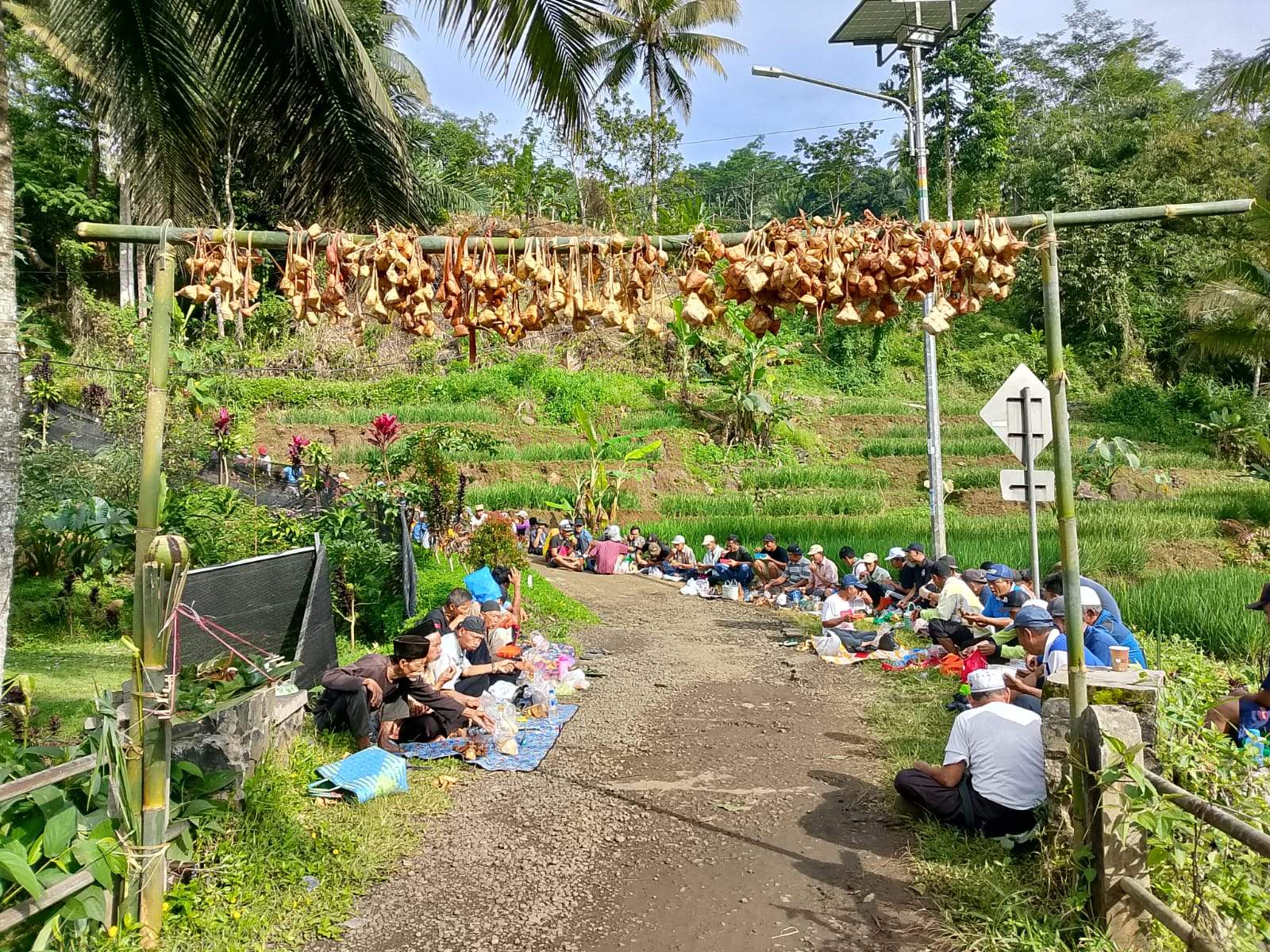 BADA KUPAT RABU WEKASAN UPAYA MELESTARIKAN ADAT DAN BUDAYA WARISAN LELUHUR