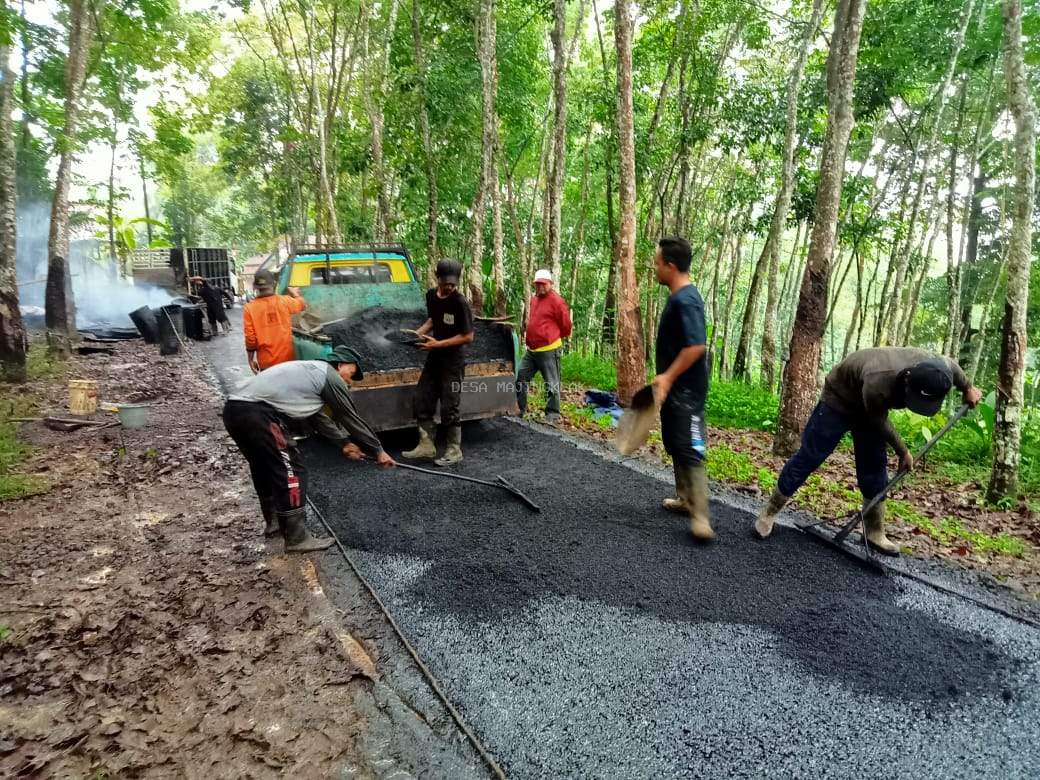 Peningkatan Infrastruktur Jalan Desa Majingklak Alokasi Anggaran Dana Desa Tahap II Tahun 2025