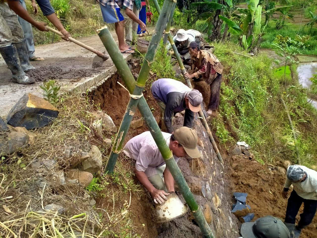 PEMBANGUAN TALUD RUAS JALAN PENGHUBUNG DUSUN KARANGSARI - DUKUH TENGAH YANG TERDAMPAK LONGSOR DI DESA MAJINGKLAK KECAMATAN WANAREJA